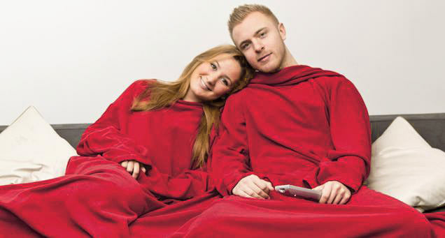 Cozy Sleeved Fleece Blanket for Ultimate Comfort Red