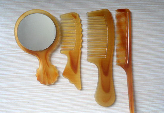 4-Piece Travel Combs and Mirror Set Portable Beauty Essentials