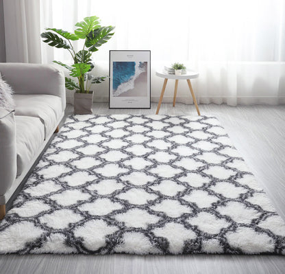 200 x 140 Soft Shag Rug Cozy White Lattice Design